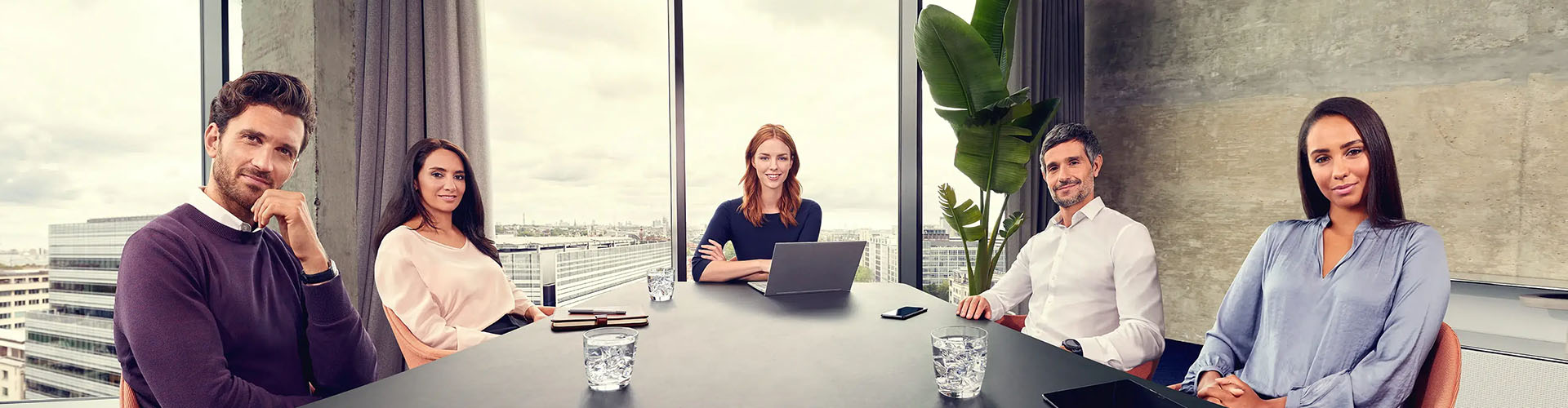 Cấu hình phòng họp hybrid tiêu chuẩn với thiết bị Jabra