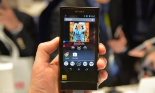 Sony trình làng tai nghe hi-res và walkman